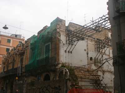 Foto 12. Ma a due passi da questi sgargianti strutture, si trova un �buco� creato da un palazzo quasi completamente demolito e diventato ormai una discarica a cielo aperto 